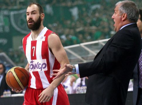 Όταν ο Ομπράντοβιτς υποκλίθηκε στον Σπανούλη (vid)
