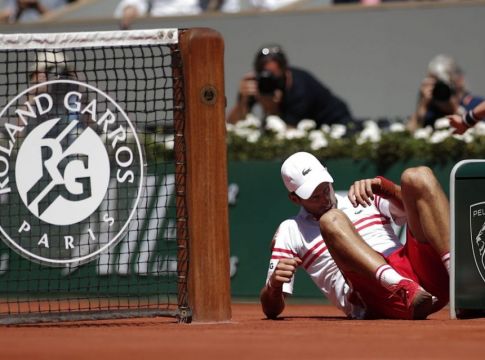 «Ατύχημα» για τον Τζόκοβιτς στον τελικό του Roland Garros: Τον «έριξε» κάτω ο Τσιτσιπάς