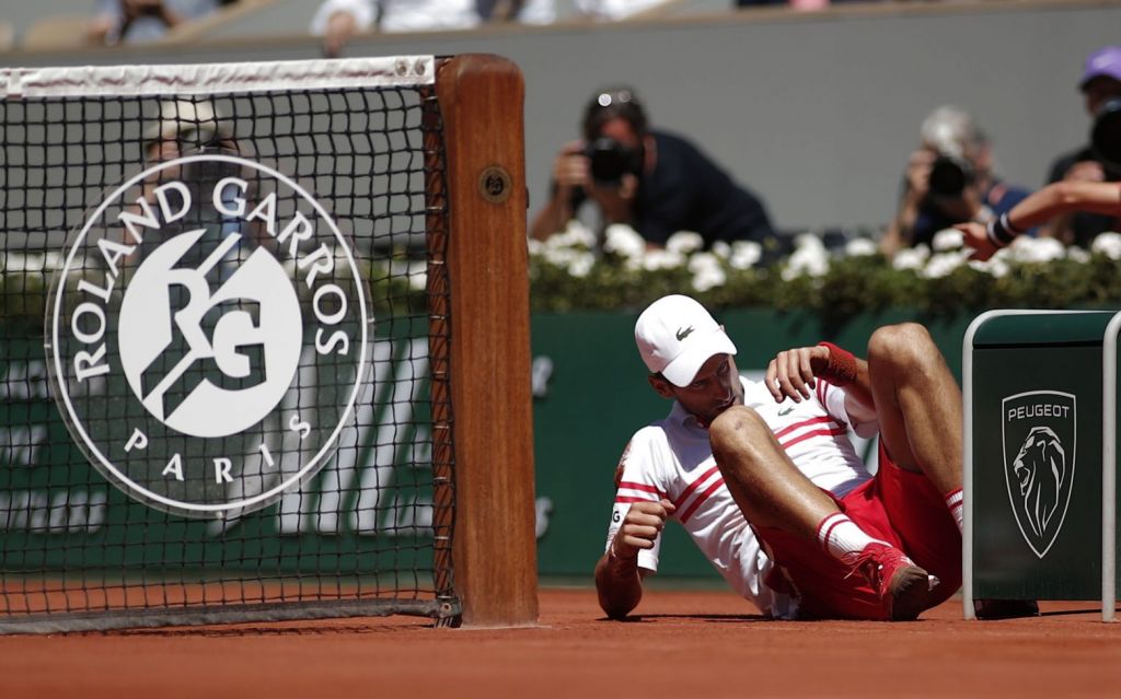 «Ατύχημα» για τον Τζόκοβιτς στον τελικό του Roland Garros: Τον «έριξε» κάτω ο Τσιτσιπάς