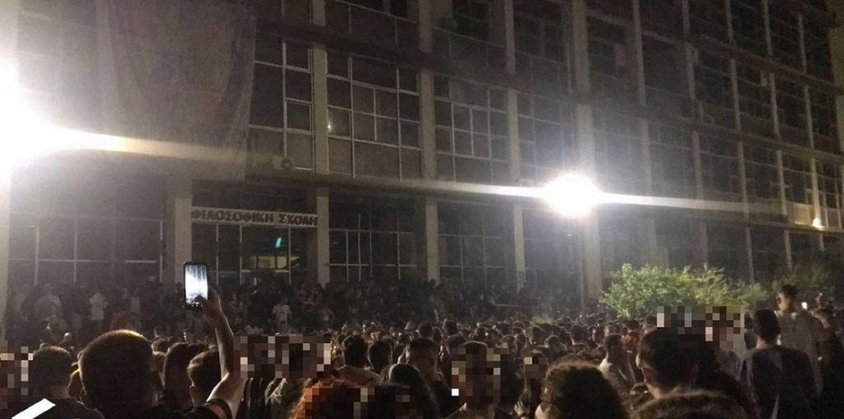 Απίστευτες εικόνες από το πάρτι στο ΑΠΘ – Εκατοντάδες νέοι χωρίς μάσκες και αποστάσεις