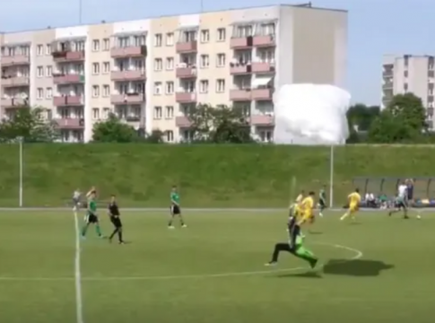 Αλεξιπτωτιστής προσγειώθηκε σε γήπεδο την ώρα του αγώνα (vid)