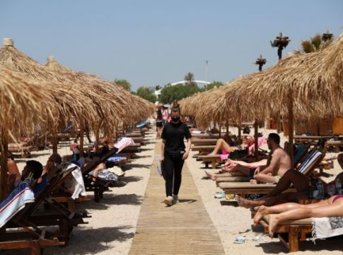 Αισιοδοξία επιστημόνων για καλοκαίρι χωρίς παρατράγουδα – Εξασθενεί το τρίτο κύμα