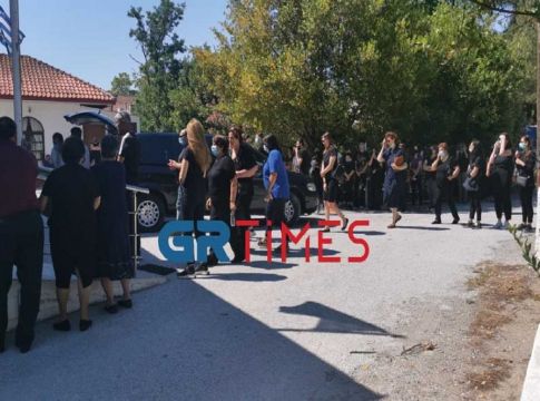 Νέα Μάλγαρα: Σπαραγμός στην κηδεία του 18 μηνών βρέφους – «Που είναι το αγοράκι μου», φώναζε ο πατέρας (vid)