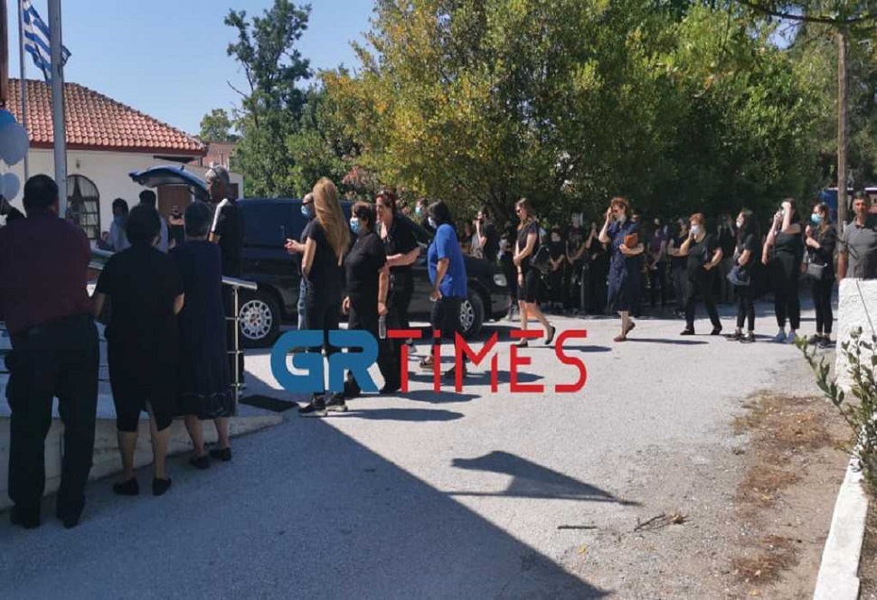 Νέα Μάλγαρα: Σπαραγμός στην κηδεία του 18 μηνών βρέφους – «Που είναι το αγοράκι μου», φώναζε ο πατέρας (vid)