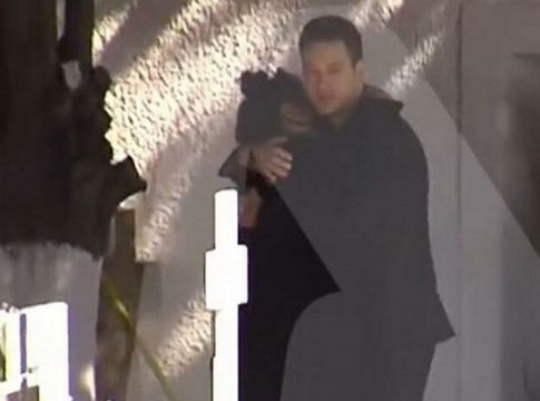 Γλυκά Νερά: Τραγική ηρωίδα η μητέρα της Καρολάιν – Έκλαιγε στην αγκαλιά του δολοφόνου της κόρης της