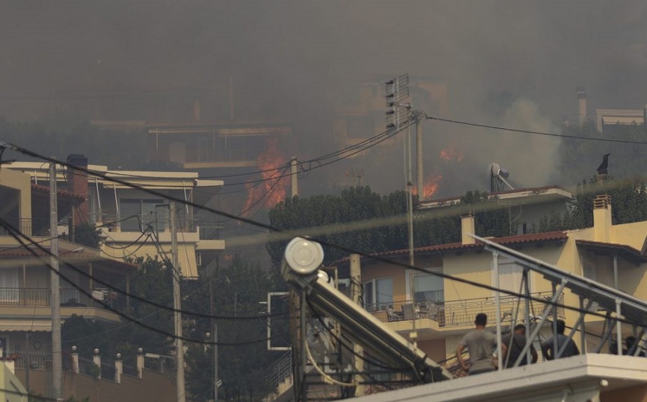 Ολονύκτια μάχη με τις φλόγες στην Αχαΐα – Ενισχύθηκαν οι δυνάμεις της πυροσβεστικής