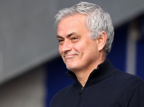 Ο Μουρίνιο έβαλε όλα τα μέλη της Ρόμα να τραγουδήσουν τον ύμνο της ομάδας και έμεινε εντυπωσιασμένος! (vid)