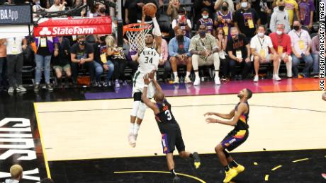 Το alley-oop του Αντετοκούνμπο τρέλανε Κορεάτη και Βραζιλιάνο δημοσιογράφο