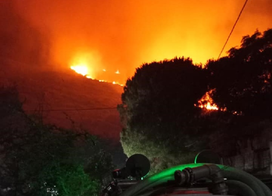 Κεφαλονιά: Νύχτα «κόλαση» – Ενισχύθηκαν οι πυροσβεστικές δυνάμεις για την κατάσβεση της φωτιάς