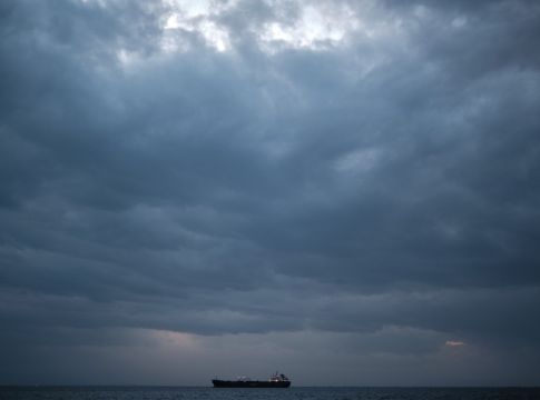 Καταιγίδες με… ζέστη την Κυριακή – Πού θα βρέξει