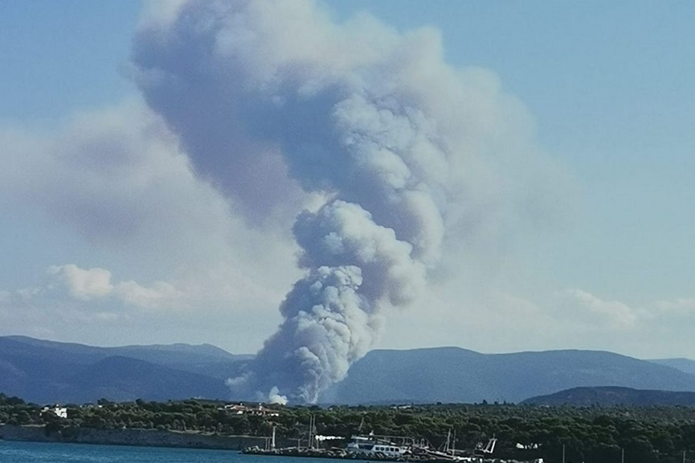 Mεγάλη πυρκαγιά στην Άνω Αλμυρή Κορινθίας – Μήνυμα του 112 για εκκένωση οικισμού