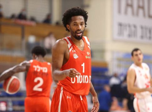 Πλησιάζει στην ΑΕΚ ο Μπράιαν Ανγκόλα (vids)