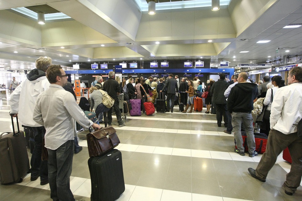 Καταδίκη εργάτη που ξάφριζε σε αεροδρόμιο τις αποσκευές ταξιδιωτών