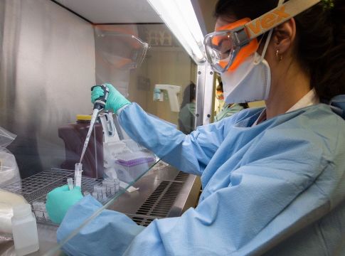 Ελπίδες από ελληνικό φάρμακο για όσους νοσούν βαριά από κορωνοϊό – Πώς δρα