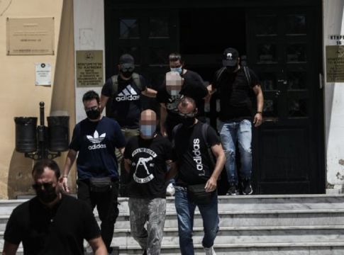 Ηλιούπολη: Την επιμέλεια της κόρης του αστυνομικού ζητά η οικογένειά του – Τι λέει ο δικηγόρος της 19χρονης