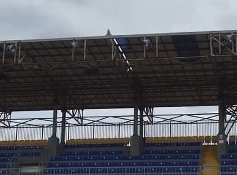 Βίντεο-σοκ: Ακατάλληλο και επικίνδυνο το γήπεδο της Νέφτσι – Φεύγουν κομμάτια από το στέγαστρο λόγω αέρα!