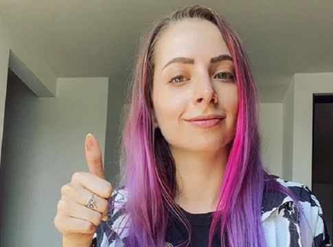 Πασίγνωστη YouTuber έδειξε βίντεο με ομαδικό βιασμό 16χρονης στους εκατομμύρια followers της