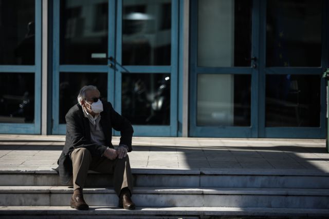 Προνόμια: Έτσι θα πιεστούν οι ηλικιωμένοι για να κάνουν το εμβόλιο