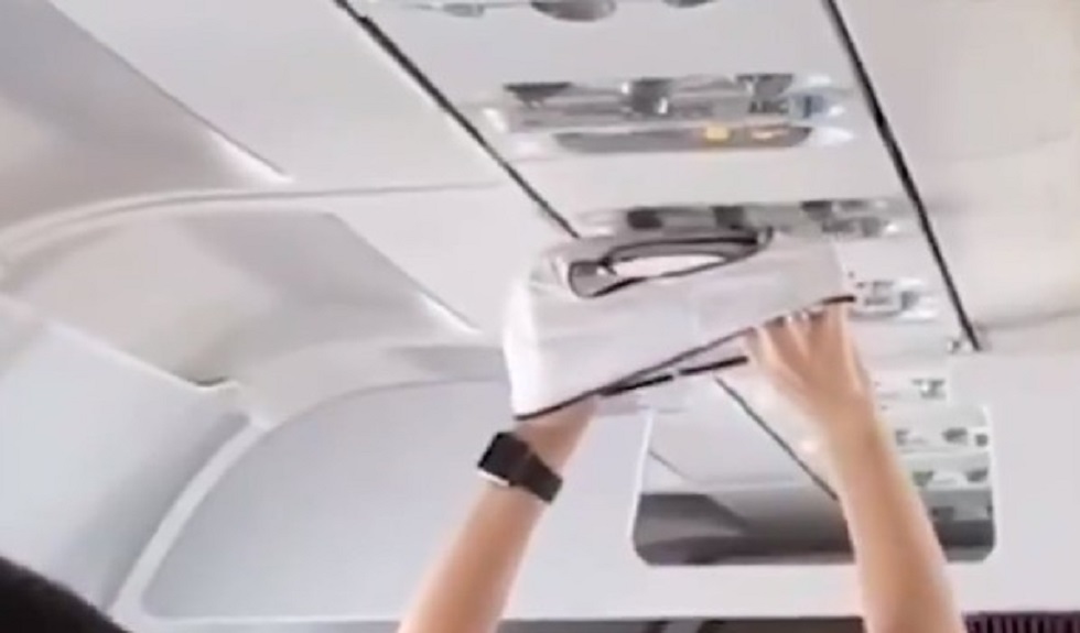Επιβάτης στεγνώνει τα εσώρουχα της στο… κλιματισμό του αεροπλάνου