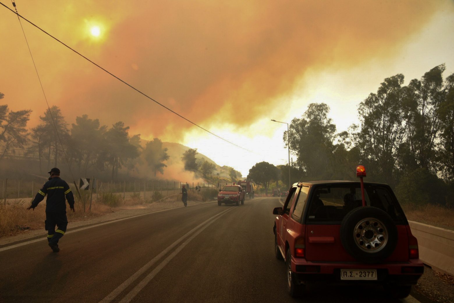 Κόλαση φωτιάς στην Αχαΐα – Εκκενώθηκαν κατασκήνωση και ξενοδοχείο – Απομακρύνθηκαν δεκάδες άτομα από παραλίες