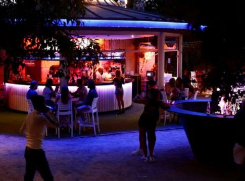 Καμπανάκι από τους επιστήμονες: Απαράδεκτη η χαλάρωση των μέτρων – Να επανέλθει η καθολική χρήση μάσκας