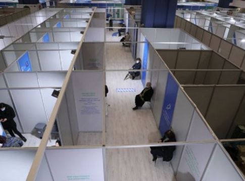Κορωνοϊός: Δεν αποδίδει το «μαστίγιο» στους εμβολιασμένους – Περισσότερο «καρότο», λένε οι ειδικοί