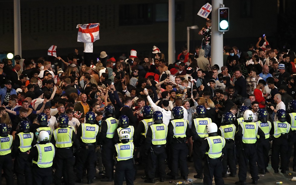 Σε 86 συλλήψεις προχώρησαν οι αγγλικές αρχές στον τελικό