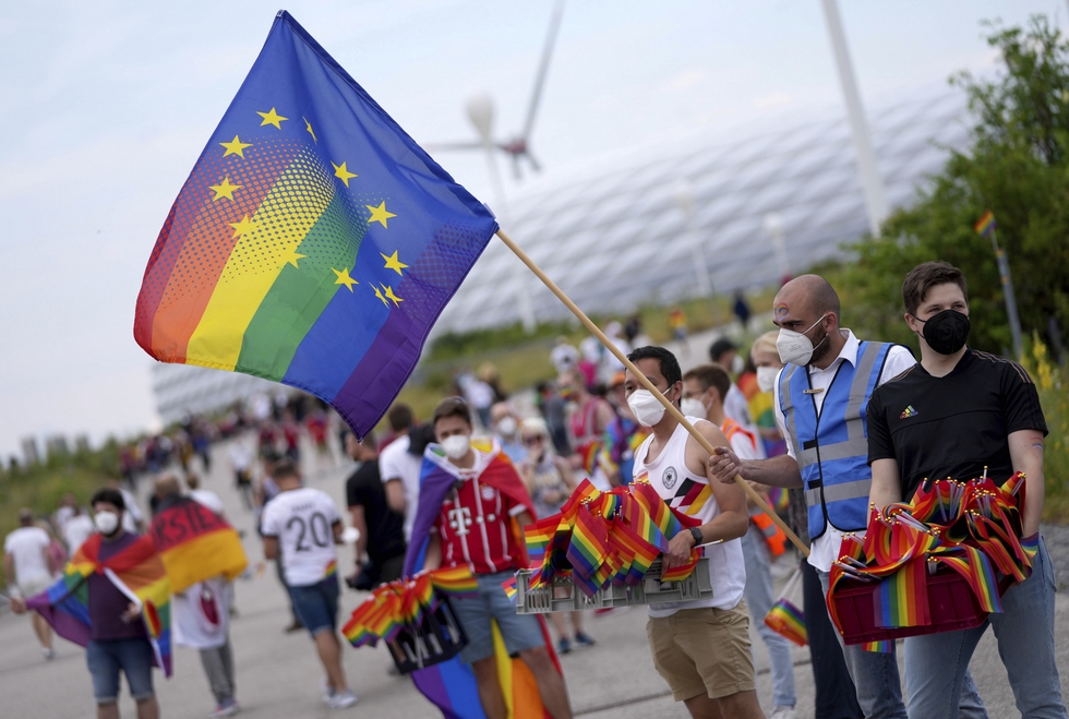Η UEFA απαγορεύει και τα μπάνερ στα χρώματα του ουράνιου τόξου