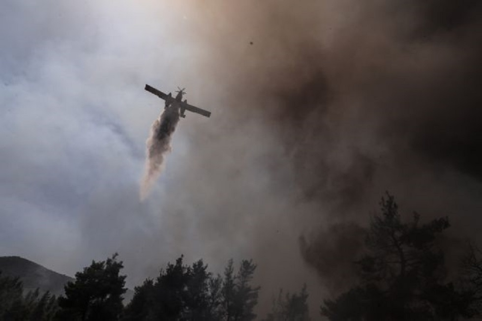 Πύρινη κόλαση σε Σταμάτα, Ροδόπολη και Διόνυσο: Καταγγελίες ότι «ακούστηκαν τέσσερα γκαζάκια να σκάνε»