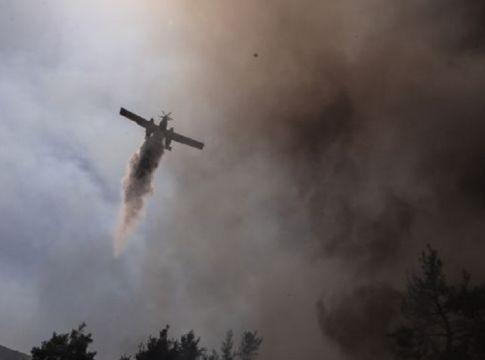 Πύρινη κόλαση στην Αχαϊα: Καίγονται σπίτια, εκκενώνονται οικισμοί – Λιποθύμησε πυροσβέστης