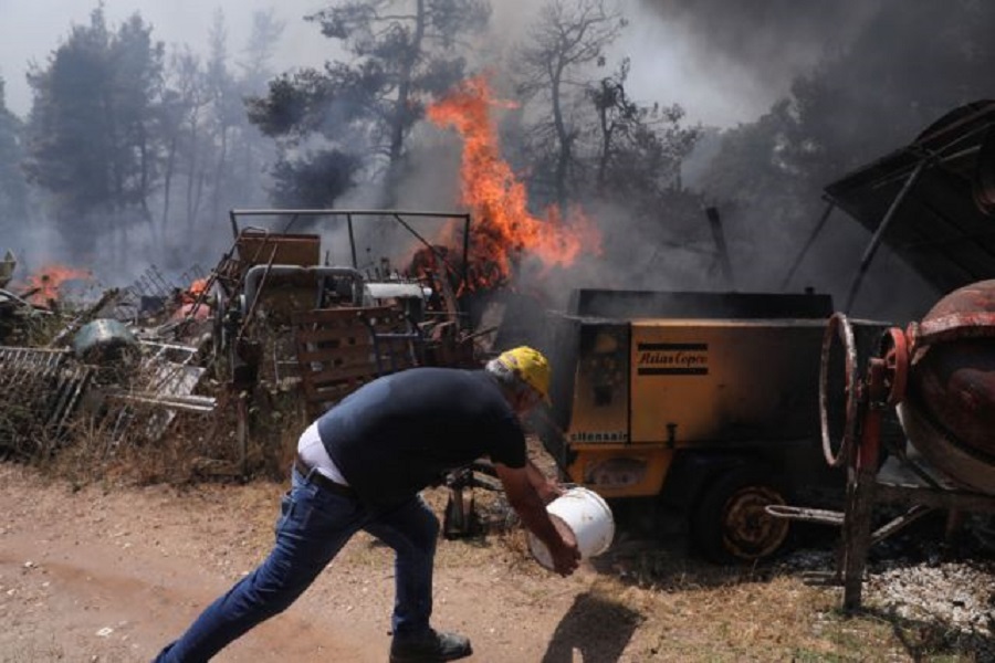 Μάχη με τις φωτιές στην Αχαΐα: Εκκενώνονται πάνω από δέκα χωριά – Ζημιές σε σπίτια και τέσσερις τραυματίες