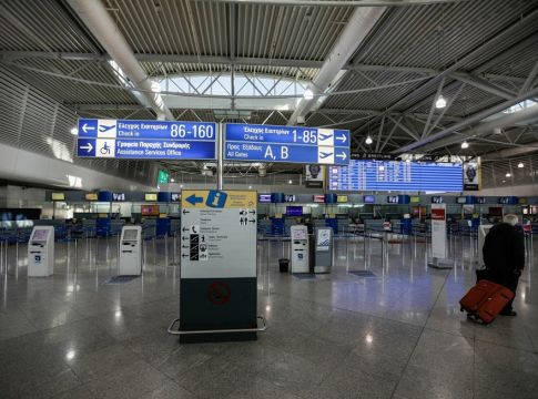 Παγκόσμιος τρόμος για τη Παραλλαγή Όμικρον – Πάνω από 7.000 πτήσεις ματαιώθηκαν το Σαββατοκύριακο των Χριστουγέννων