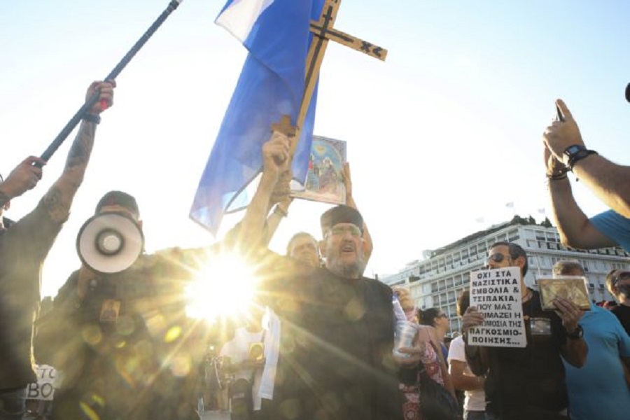 Η ψεκασμένη και επικίνδυνη ακροδεξιά επενδύει στους αντιεμβολιαστές