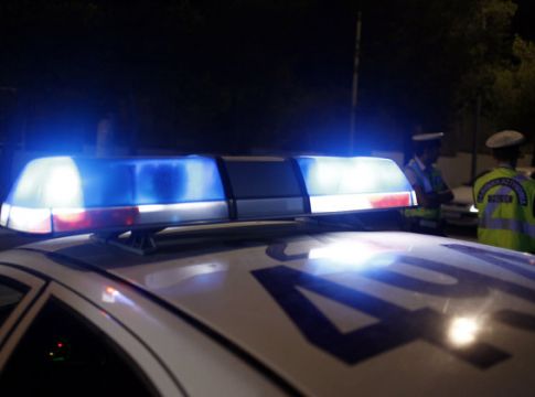Σοκ: Αντρας βρέθηκε καρφωμένος σε κάγκελα έξω από πολυκατοικία στην Καλλιθέα