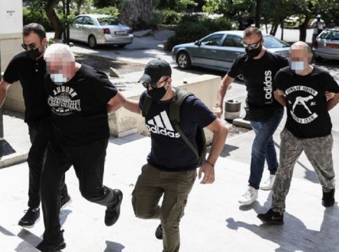 Σωρεία κακουργηματικών πράξεων σε βάρος του αστυνομικού και του πατέρα της 18χρονης