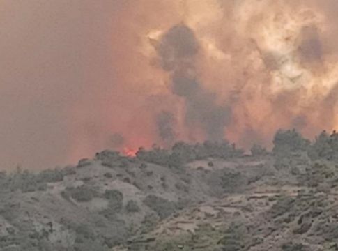 Πύρινη κόλαση στην Κύπρο – Εκκενώνονται χωριά – Καίγονται σπίτια