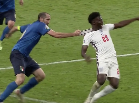 Έπος: Ιταλός φίλαθλος «χτύπησε» τατού το τράβηγμα του Κιελίνι στον Σακά (pic)