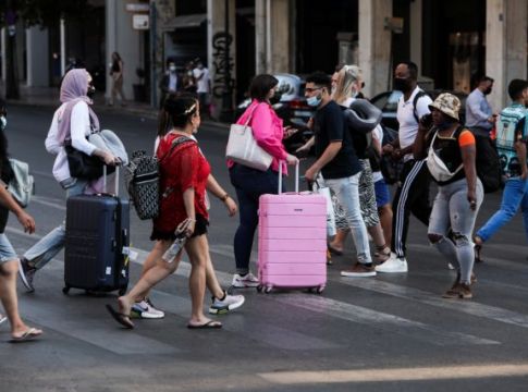 SOS από ειδικούς: 10.000 κρούσματα χωρίς μέτρα – Γιατί η μετάλλαξη Δέλτα είναι τόσο επικίνδυνη