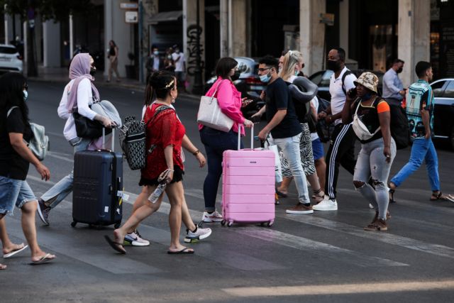 SOS από ειδικούς: 10.000 κρούσματα χωρίς μέτρα – Γιατί η μετάλλαξη Δέλτα είναι τόσο επικίνδυνη