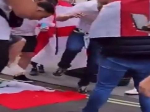 Άγγλοι οπαδοί φτύνουν και ποδοπατούν σημαία της Ιταλίας (vid)