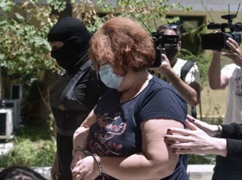 «Δεν ήθελα να δείξω περιφρόνηση στον άνθρωπο που σέβομαι» – Τι αναφέρει η 52χρονη που έκρυβε τον Παππά