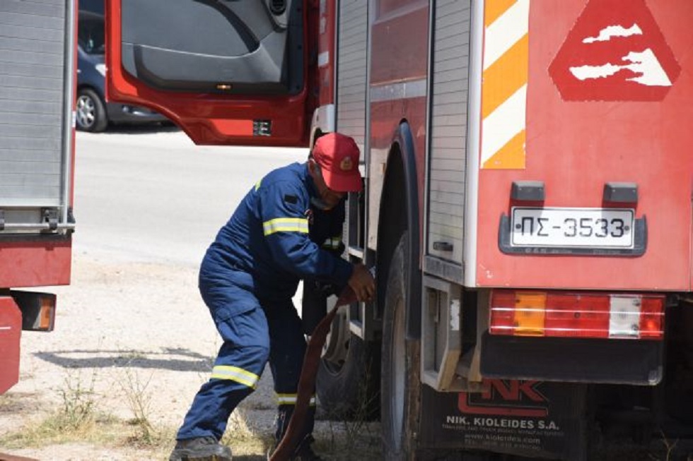 Πούλμαν τυλίχθηκε στις φλόγες στην Αθηνών – Κορίνθου