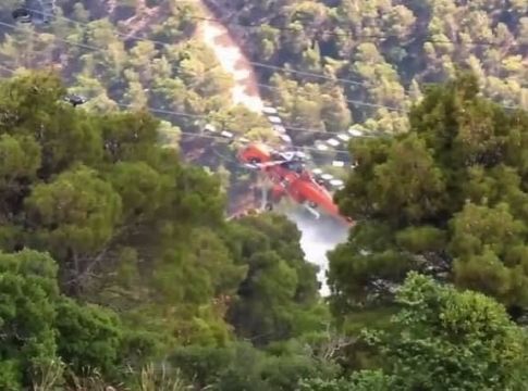 Μεγάλη φωτιά τώρα στη Σαλαμίνα