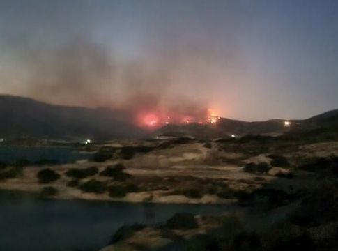 Δύσκολη νύχτα στην Ιεράπετρα – Μάχη των πυροσβεστών για να περιορίσουν το πύρινο μέτωπο