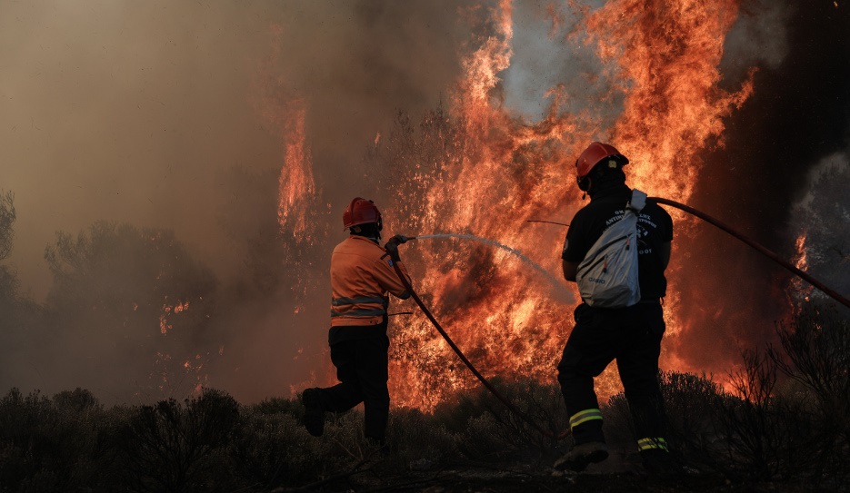 Μέθανα: Μάχη με τις φλόγες και το χρόνο – Ενισχύονται οι δυνάμεις της Πυροσβεστικής