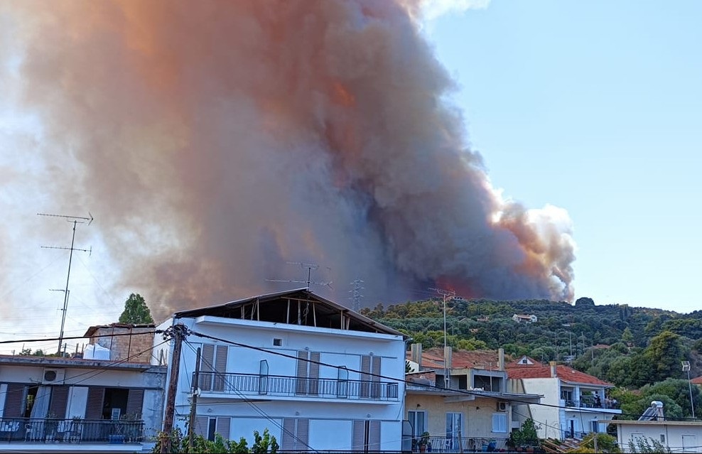 Aνεξέλεγκτη φωτιά στη Ζήρια Αχαΐας – Εκκενώνονται τέσσερις οικισμοί, απομακρύνθηκαν λουόμενοι