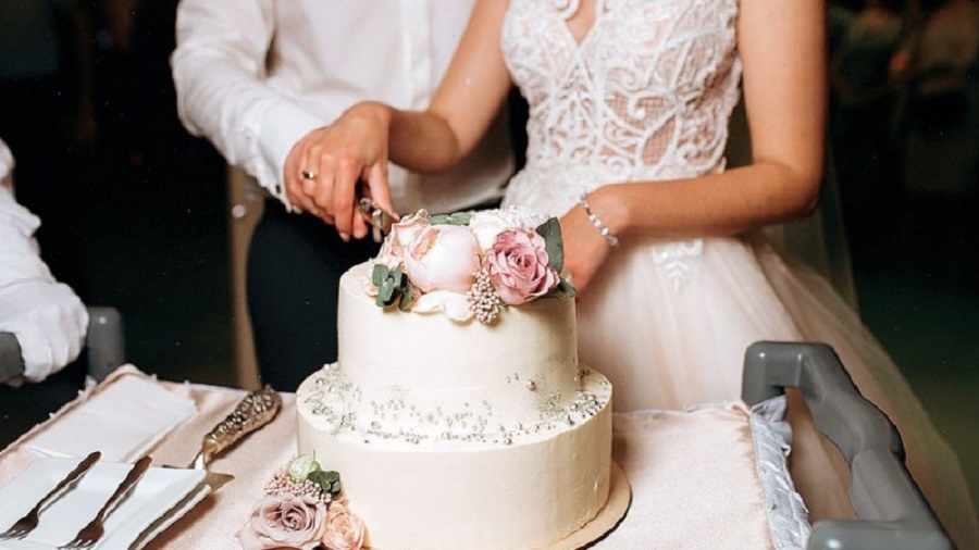 Το γαμήλιο γλέντι δεν κύλησε όπως ήθελαν – «Πάγωσαν» στην πίστα νύφη και γαμπρός