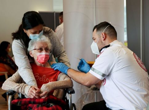 Είναι επίσημο: Το Ισραήλ ξεκινά τρίτη δόση εμβολιασμού – Ποιους αφορά