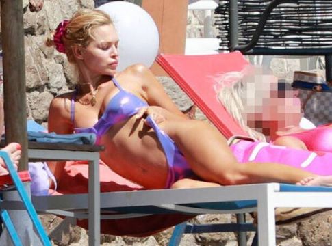 Βίκυ Κάβουρα: Με αποκαλυπτικό μαγιό – Αψεγάδιαστη