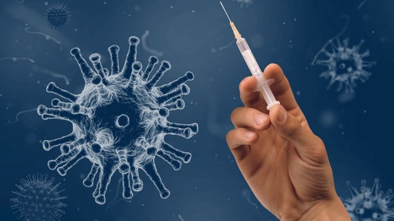 «Τι θα μου συμβεί με το εμβόλιο 4 χρόνια μετά;» – O Βασιλακόπουλος εξηγεί